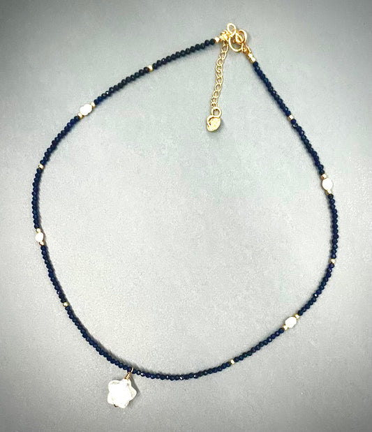Necklace cristales azul marino, perlas y estrella de cuarzo cristal.