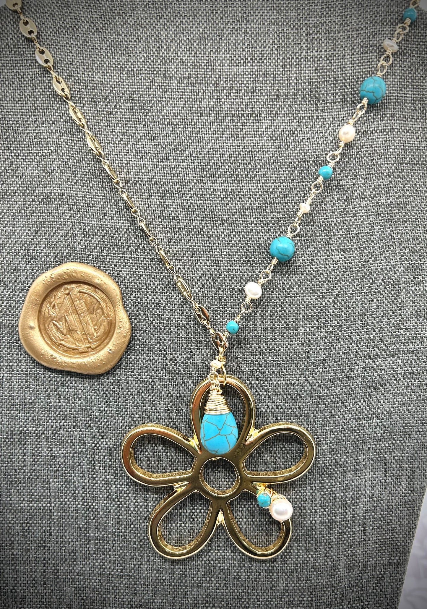 Necklace flor , cadena, turquesas y perlas.