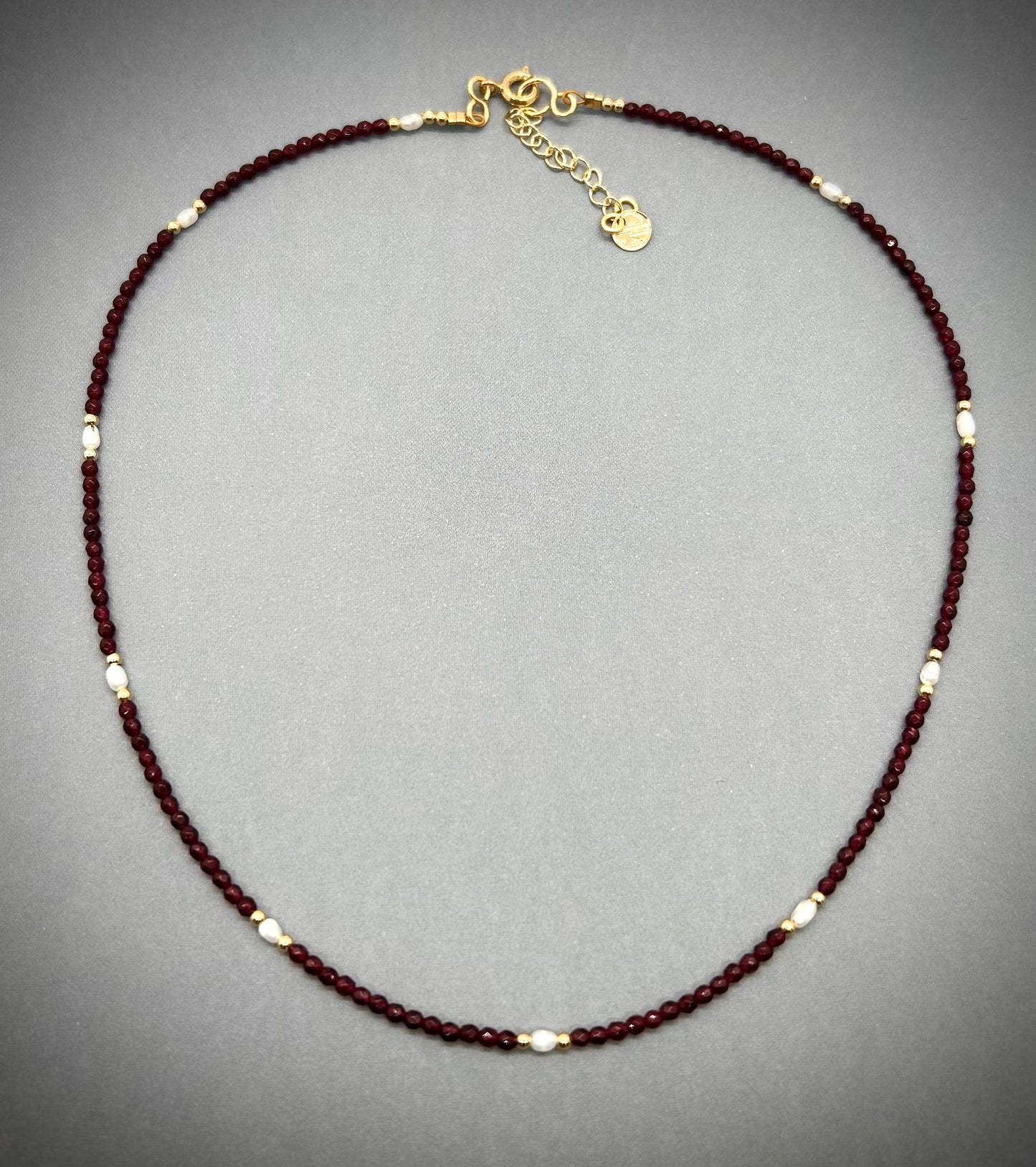 Necklace granate y perlas.
