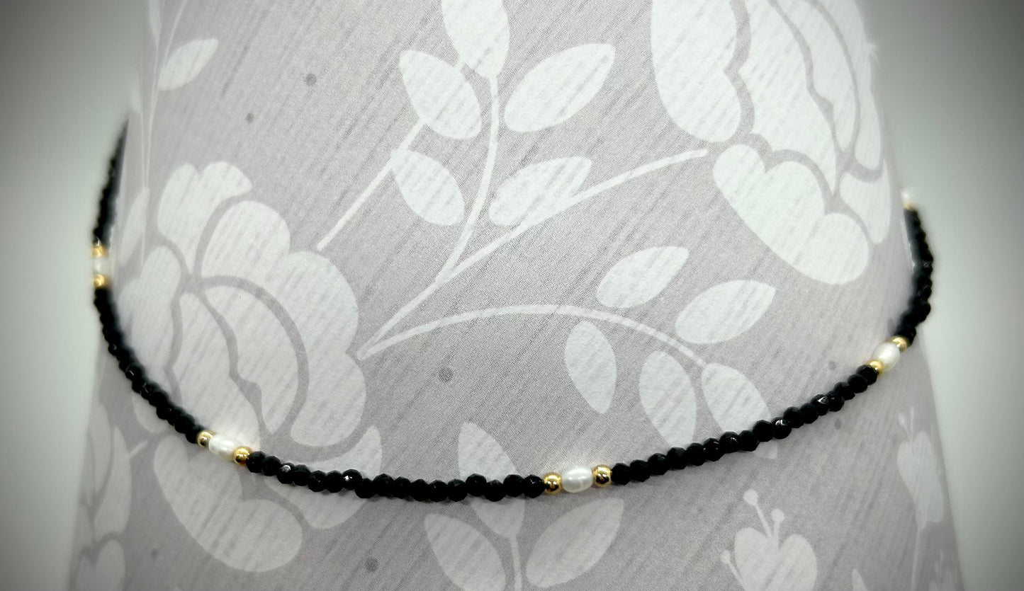 Necklace cristales negros y perlas.